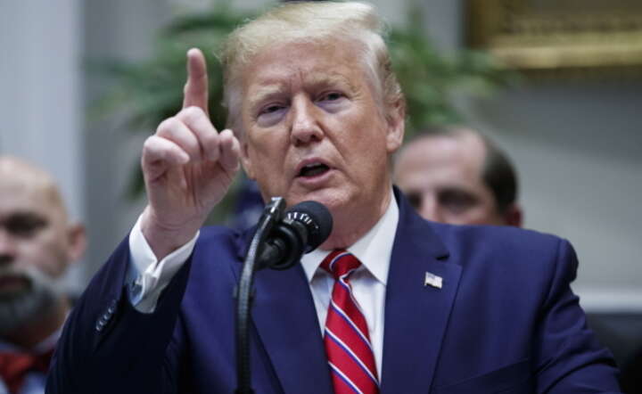 Prezydent USA Donald Trump poddał się w sobotę szybkim badaniom medycznym / autor: PAP/EPA/SHAWN THEW