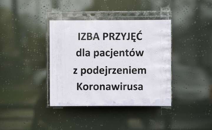 Wejście do klinicznego odziału chorób zakaźnych z pododdziałem hepatologicznym, 11 bm. w Łańcucie / autor: PAP/Darek Delmanowicz