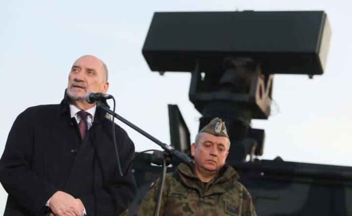Minister obrony narodowej Antoni Macierewicz (L) i zastępca dowódcy generalnego Rodzajów Sił Zbrojnych generał dywizji Jan Śliwka (P) podczas wizyty w 3 Brygadzie Rakietowej Obrony Powietrznej w Sochaczewie / autor: Fot. PAP/ Leszek Szymański