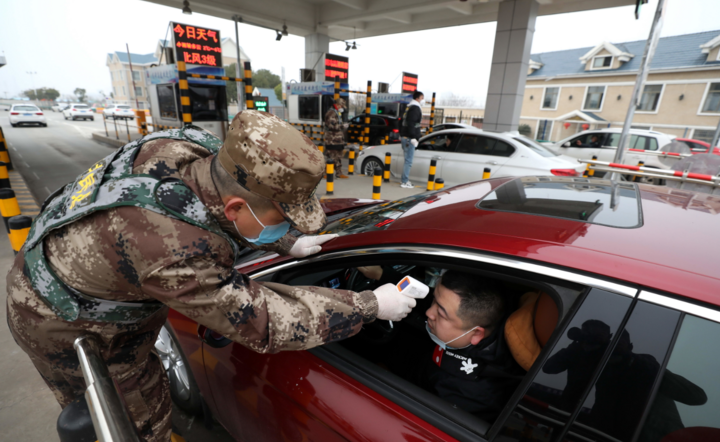 Żołnierze kontrolują temperaturę ciała / autor: PAP/EPA/YUAN ZHENG