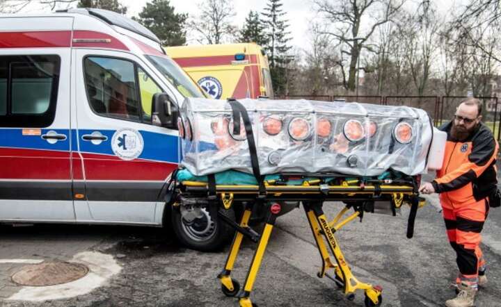 Komory izolacyjne do transportu pacjentów zakażonych groźnymi chorobami wirusowymi,w Wojewódzkiej Stacji Pogotowia Ratunkowego w Bydgoszczy. / autor: PAP/Tytus Żmijewski