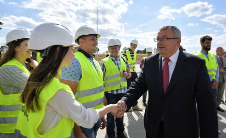 Minister infrastruktury Andrzej Adamczyk (P) podczas konferencji prasowej, w związku z otwarciem odcinka S17 Garwolin Południe - Ryki Północ / autor: PAP/Przemysław Piątkowski