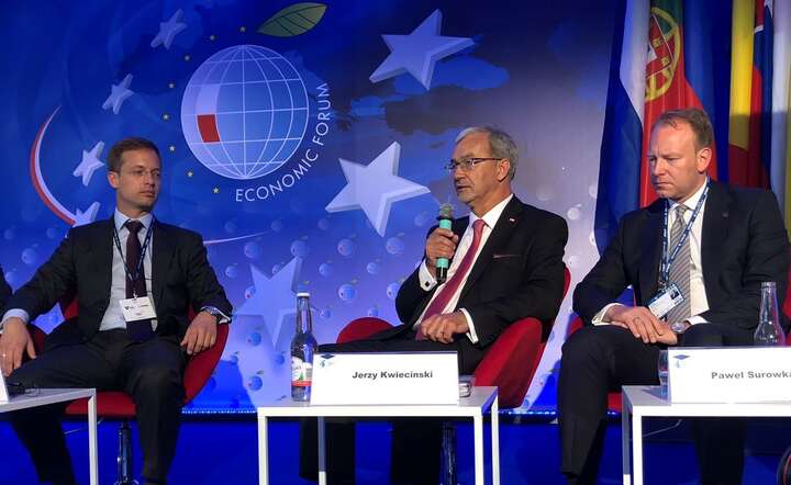 Minister Jerzy Kwieciński (C) i prezes PZU Paweł Surówka w trakcie debaty o uruchomieniu indeksu CEEplus na Forum w Krynicy / autor: Twitter @GPW_WSExchange