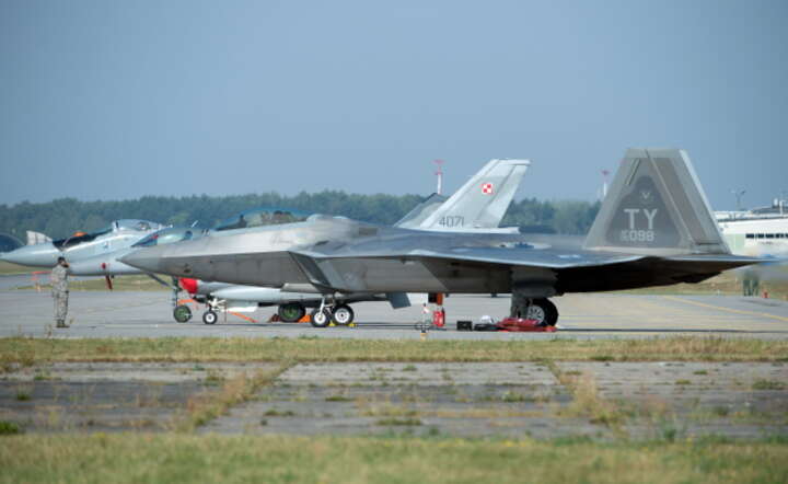 F-22 na płycie lotniska w Łasku, fot. PAP/Grzegorz Michałowski