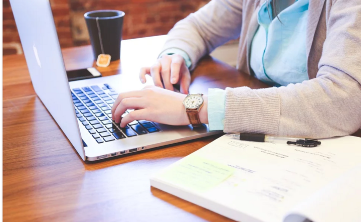 Kart bankowe i internet nie są obce seniorom / autor: Pixabay