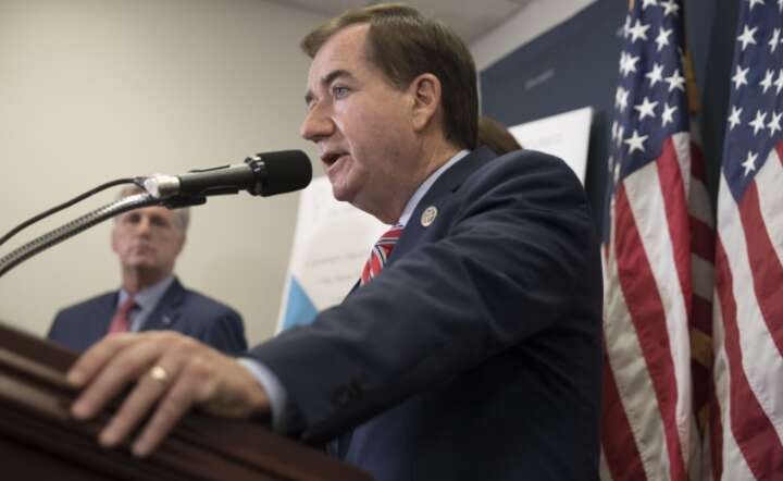 Ed Royce, senator z Partii Republikańskiej na konferencji przed głosowaniem w Izbie Reprezentantów, fot. PAP/EPA/Michael Reynolds