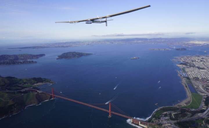 Solar Impulse 2 przelatuje nad mostem Golden Gate w San Francisco, fot. PAP/EPA/JEAN REVILLARD