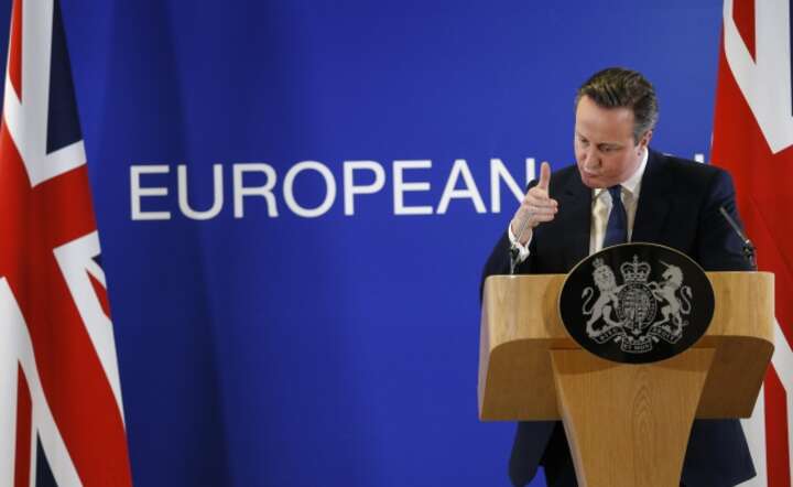 Premier Wieliej Brytanii David Cameron na nocnej konferencji prasowej po szczycie UE w Brukseli, fot. PAP/EPA/OLIVIER HOSLET