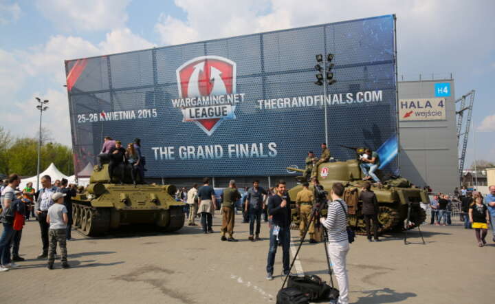 Czołgowa ekspozycja przed warszawską halą Expo, gdzie odbywają się zawody komputerowych mistrzów "Wold of Tanks", fot. PAP / Leszek Szymański
