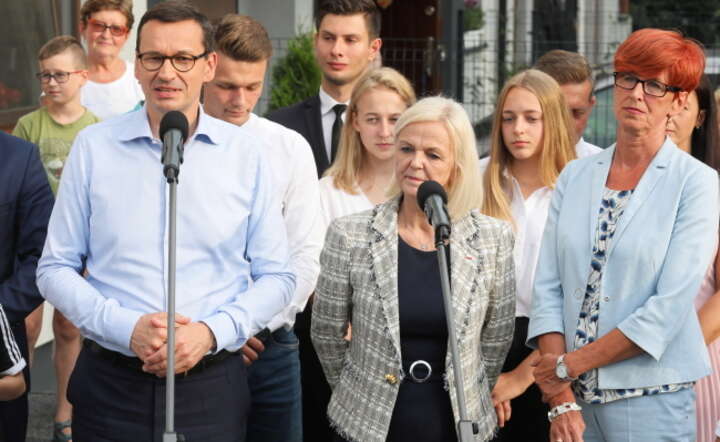 Premier Mateusz Morawiecki (L) oraz minister rodziny, pracy i polityki społecznej Bożena Borys-Szopa (C) i europosłanka PiS Elżbieta Rafalska (P) podczas breifingu po spotkaniu z rodzinę wielodzietną, 20 bm. w Otwocku na trasie "PiSbusa" / autor: PAP/ Paweł Supernak