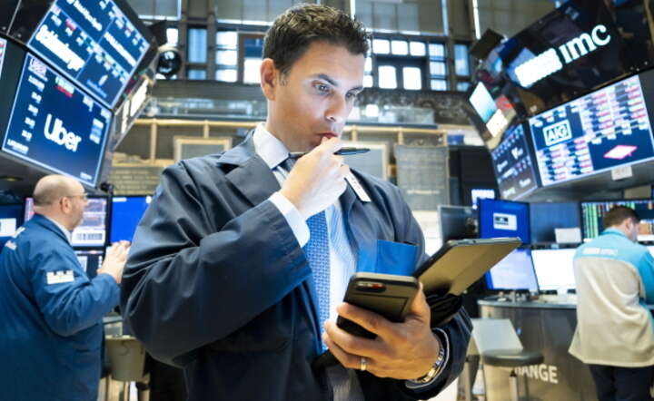 Giełdy na całym świecie śledzą z napięciem negocjacje handlowe USA i Chin nz. parkiet NYSE / autor: PAP/EPA/Justin Lane