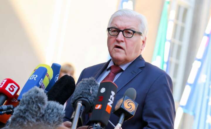 Szef niemieckiej dyplomacji Frank-Walter Steinmeier przed Willą Borsig w Berlinie prezentuje wyniki spotkania unijnej "szóstki" w sprawie Brexit, fot. PAP/EPA/KAY NIETFELD