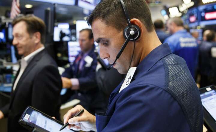 Makler na NYSE, fot. PAP/EPA/JUSTIN LANE
