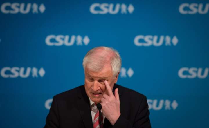 Szef bawarskiej CSU Horst Seehofer / autor: fot. PAP/EPA/DANIEL KOPATSCH