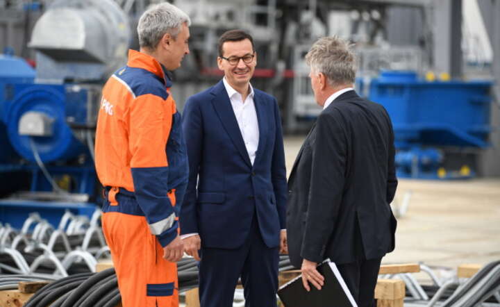 Premier Mateusz Morawiecki (C) i prezes PGNiG Piotr Woźniak (P) przed konferencją prasową na placu wiertniczym PGNiG w Kramarzówce / autor: fot. PAP/Darek Delmanowicz