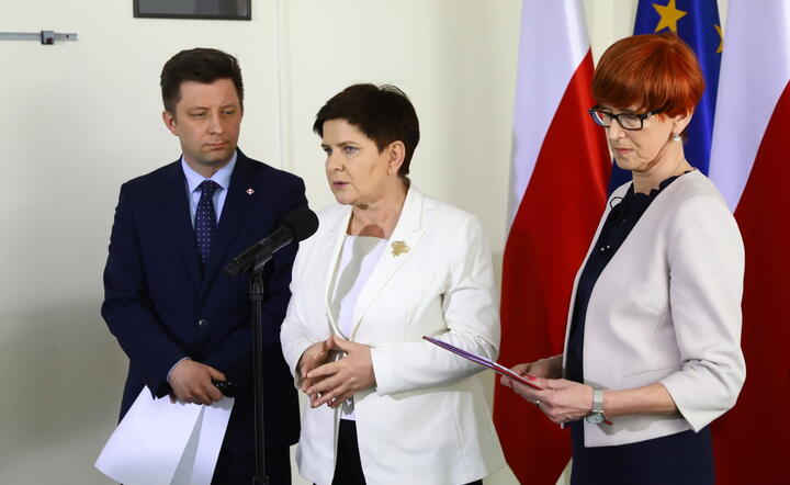 Wicepremier Beata Szydło, szef KPRM Michał Dworczyk i minister rodziny, pracy i polityki społecznej Elżbieta Rafalska / autor: PAP/Rafał Guz