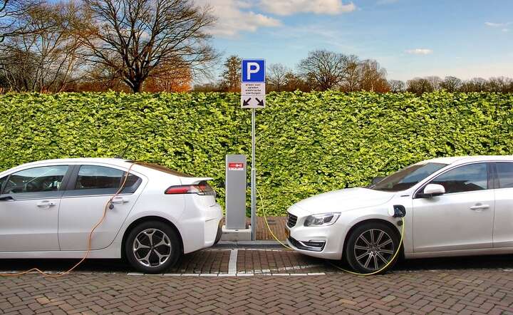 ładowanie samochodów elektrycznych / autor: Pixabay
