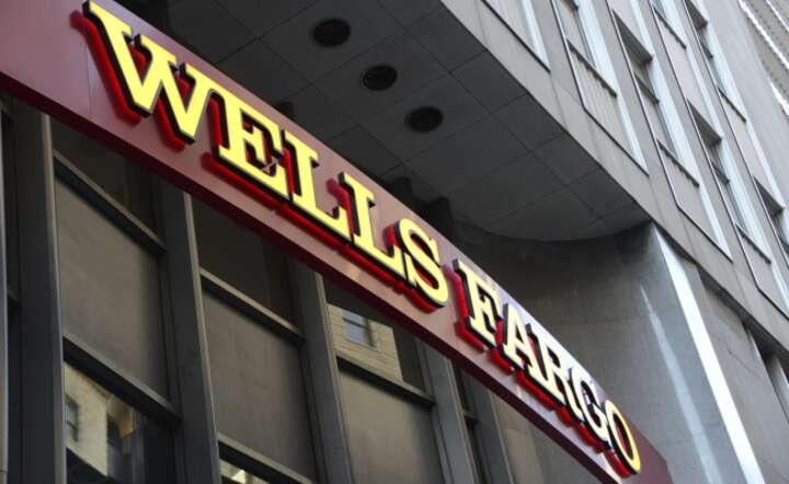 Oddział banku Wells Fargo / autor: fot. PAP/EPA/JOHN G. MABANGLO