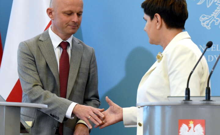 Premier Beata Szydło i minister finansów Paweł Szałamacha, podczas konferencji prasowej po posiedzeniu rządu, fot. PAP/Radek Pietruszka