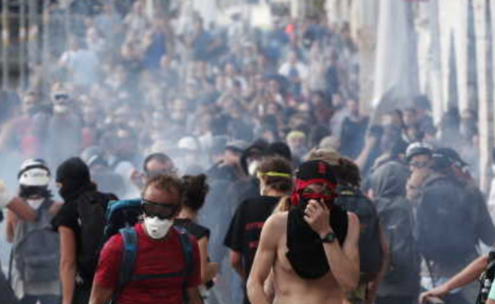 Protesty na szczycie G7 / autor: PAP/EPA/GUILLAUME HORCAJUELO