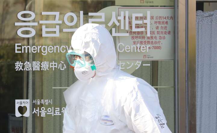 Samolotem z Wuhan przyleciało 250 osób, w tym 100 Francuców / autor: PAP/EPA/YONHAP