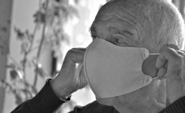 Szwedzkim seniorom w domach opieki zamiast leczenia Covid-19 podawana jest morfina, która hamuje oddychanie / autor: Pixabay