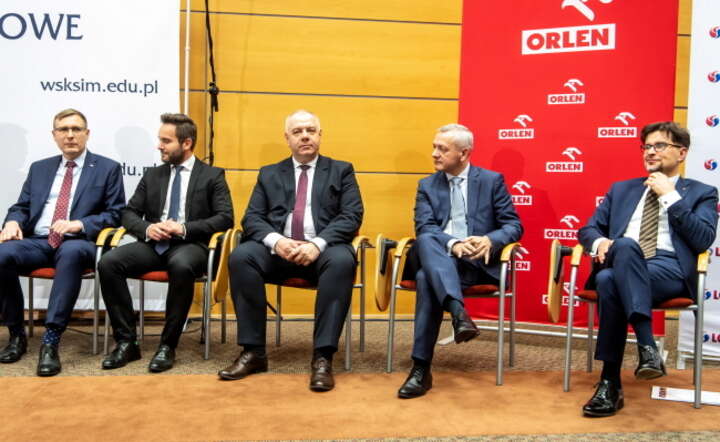 Wicepremier, minister aktywów państwowych Jacek Sasin (C), sekretarz stanu w Ministerstwie Aktywów Państwowych Maciej Małecki (L) oraz minister cyfryzacji Marek Zagórski (2P) / autor: PAP/Tytus Żmijewski