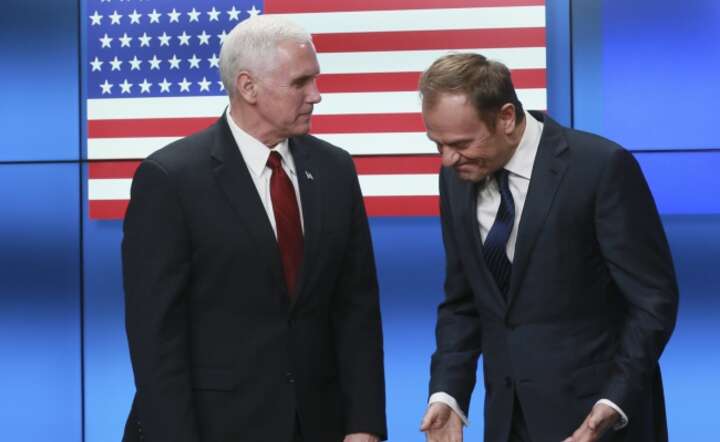 Wiceprezydent USA Mike Pence witany przez szefa Rady Europy Donalda Tuska w Brukseli, fot. PAP/EPA/Olivier Hoselet