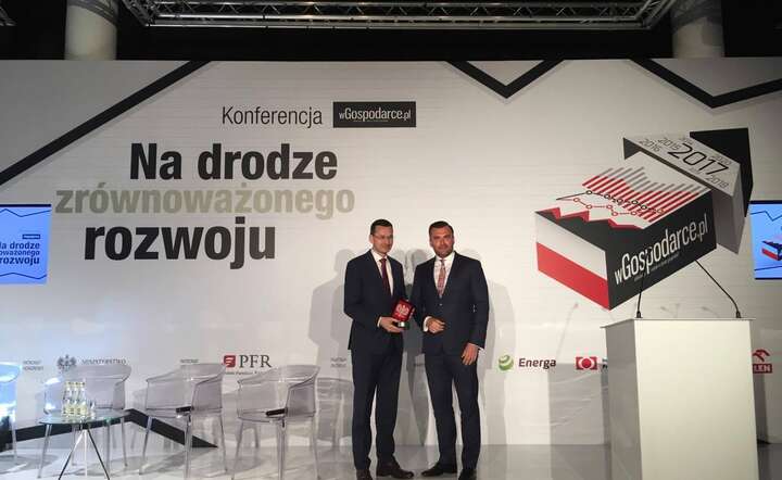 Wicepremier Mateusz Morawiecki z nagrodą "Cyfrowego Orła" i Michał Kanownik, prezes ZIPSEE, fot. materiały prasowe