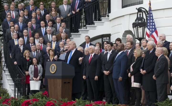 Republikańscy parlamentarzyści i prezydent Trump świętują uchwalenie reform podatkowych / autor: fot. PAP/EPA/MICHAEL REYNOLDS