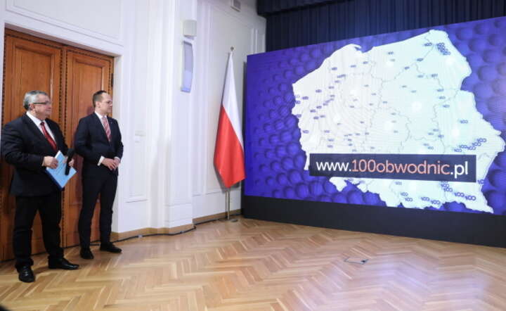 Minister infrastruktury Andrzej Adamczyk (L) oraz wiceminister infrastruktury Rafał Weber (P) podczas konferencji prasowej nt. Programu budowy 100 obwodnic / autor: PAP/Tomasz Gzell