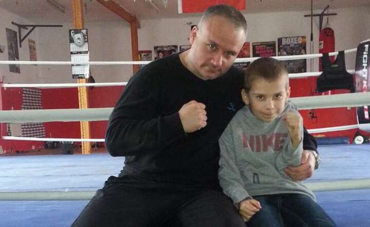 Trener Robert Karpiński oraz Borys Mikołajczyk - obecnie wicemistrz świata Muay Thai