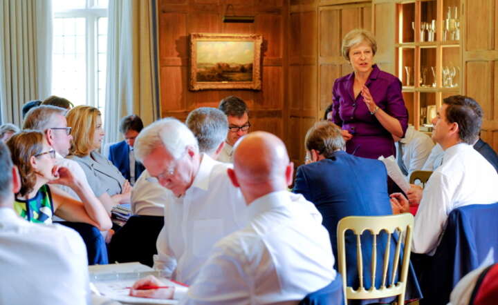 Gabinet Theresy May (premier stoi) na wyjazdowym posiedzeniu gabinetu w pałacu Chequers, poświęconym warunkom brexitu / autor: fot. PAP/ EPA/JOEL ROUSE / 10 DOWNING STREET / HANDOUT MANDATORY CREDIT; JOEL ROUSE: CROWN COPYRIGHT 2018