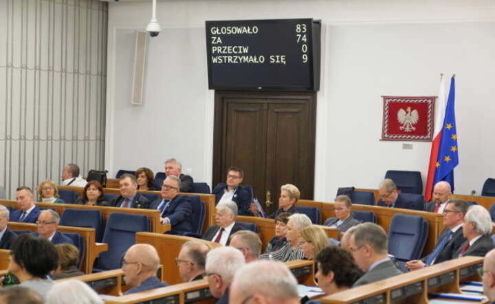 Senat przegłosował 74 głosami przy 9 wstrzymujących sie ustawę ws. epidemii koronawirusa / autor: PAP/Mateusz Marek