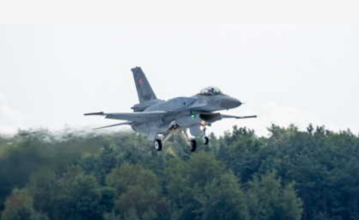 F-16 w Łasku / autor: PAP/Grzegorz Michałowski