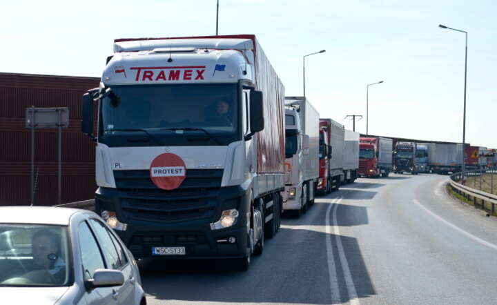 Protest transportowców na dr 50 w Sochaczewie, fot. PAP / Marcin Obara
