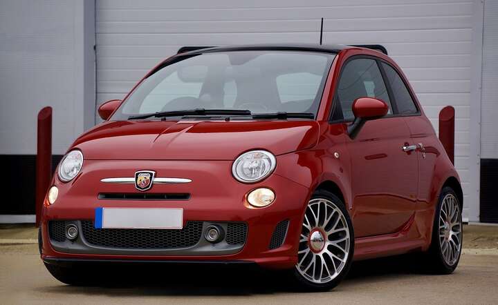 Fiat i Peugeot w jednym stoją domu / autor: Pixabay