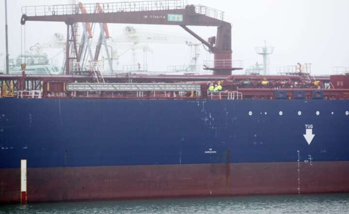 Tankowiec z ropą z USA w porcie z Rotterdamie. To pierwszy transport amerykańskiej ropy w Europie od 1975 r. po zniesieniu zakazu eksportu przez prezydenta Obamę. To też część wojny totalnej, fot. PAP/EPA/JEROEN JUMELET