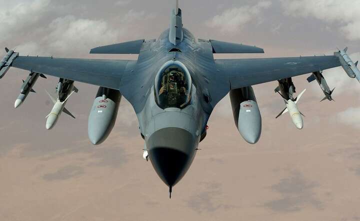 Osiem samolotów F-16 zniszczonych w wyniku ulewy / autor: Pixabay