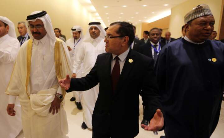 Minister energii Kataru Mohammed Saleh Abdulla Al Sada, sekretarz generalny OPEC Muhammed Barkindo i Minister energii Algierii Noureddine Boutarfa na nieoficjalnym szczycie OPEC, fot. PAP/EPA/MOHAMED MESSARA