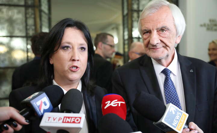 Anita Czerwińska (L) i Ryszard Terlecki (P) podczas przerwy w obradach w Sejmie, / autor: PAP/Leszek Szymański
