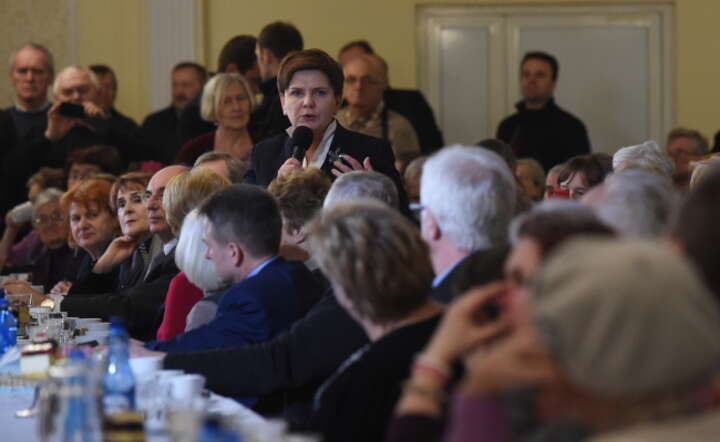 Premier Beata Szydło podczas spotkania w Makowie Mazowieckim w ramach podsumowania 100 dni pracy swojego gabinetu, fot. PAP/Radek Pietruszka