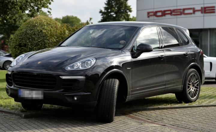 SUV Cayenne to jeden z najlepiej sprzedających się modeli Porsche, fot. PAP/EPA/SASCHA STEINBACH