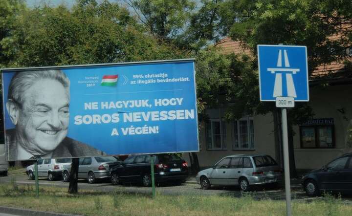 Kampania rzadu Wegier o roli George'a Sorosa w sprowadzaniu imigrantow do Europy, Wegry, Budapeszt, lipiec 2017 roku / autor: Fratria / MK