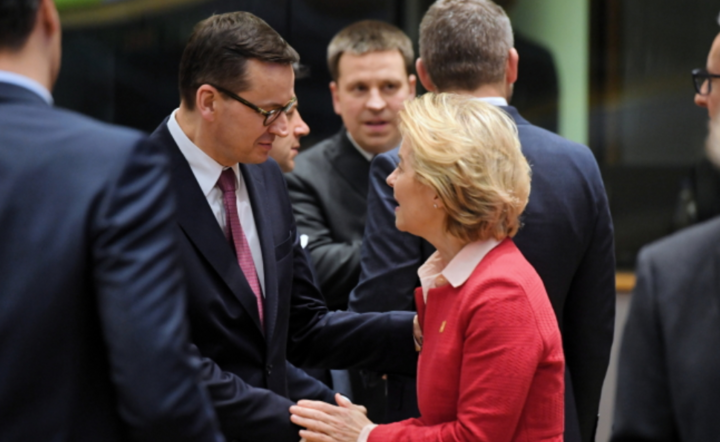 Premier Mateusz Morawiecki i przewodnicząca Komisji Europejskiej Ursula von der Leyen podczas nadzwyczajnego szczytu UE, 21 bm. w Brukseli. / autor: PAP/Radek Pietruszka