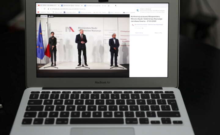 Transmisja telekonferencji prasowej z udziałem wicepremiera, ministra nauki i szkolnictwa wyższego Jarosława Gowina / autor: PAP/Rafał Guz