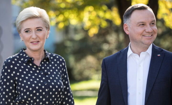 Prezydent RP Andrzej Duda (P) z małżonką Agatą Kornhauser-Dudą (L) podczas spaceru ulicami Krakowa po głosowaniu w Krakowie / autor: PAP/ Łukasz Gągulski
