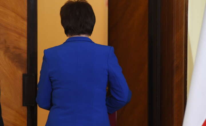 Premier Kopacz po konferencji, na której ogłosiła o dymisjach w jej gabinecie fot. PAP / Radek Pietruszka