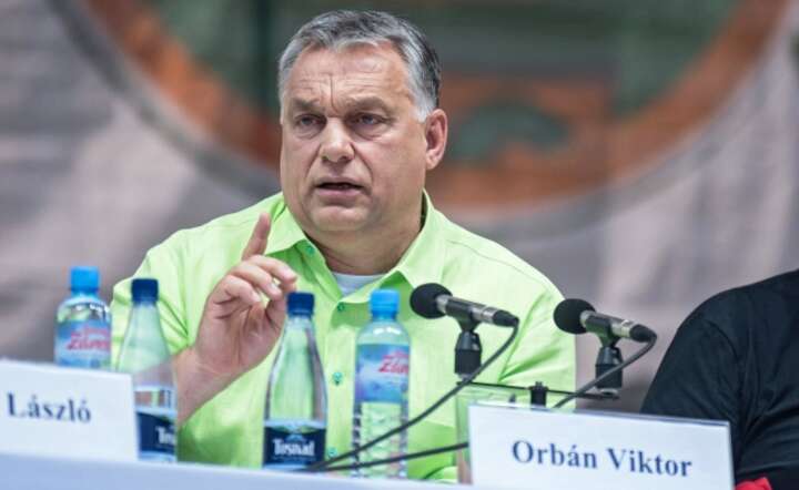Premier Viktor Orban wwystąpieniu transmitowanym na żywo w węgierskej telewizji, fot. PAP/EPA/Nandor Veres