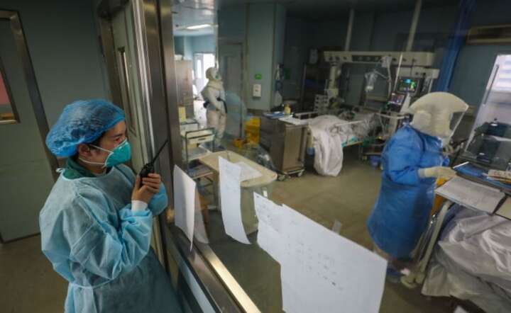 Personel medyczny na oddziale izolacji, przeznaczonym dla krytycznych pacjentów z COVID-19, w Wuhan / autor: PAP/EPA/YUAN ZHENG